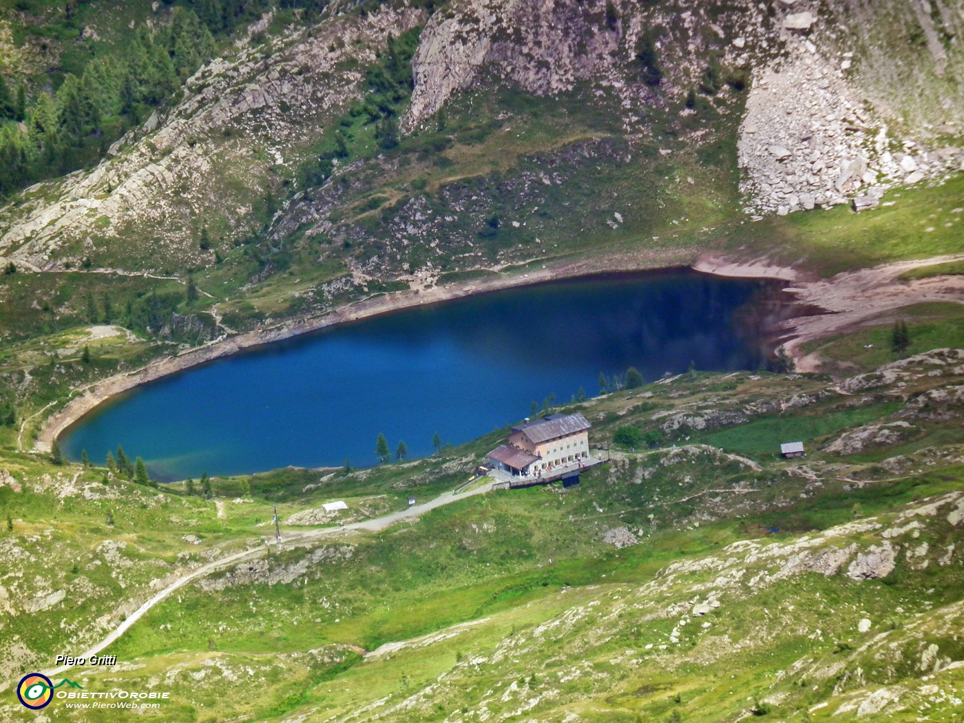 79 Zoom sul Rif. Calvi e il Lago Rotondo.JPG